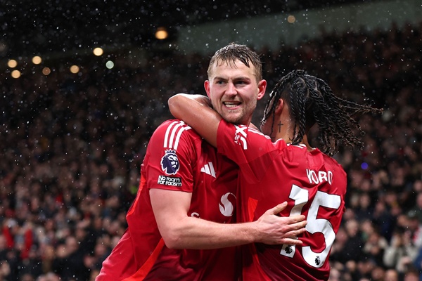 Manchester United: De Ligt dẫn dắt hàng thủ trẻ, vững vàng hướng tương lai